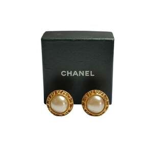 Chanel Vintage Earrings Pearl Gold-Tone #209553C59B